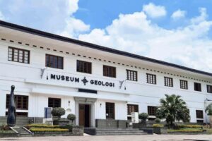 Museum Bumi (Museum Geologi Bandung)
